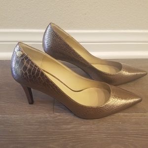 J. Renee Bronze Gold Snake Skin Heels Size 9